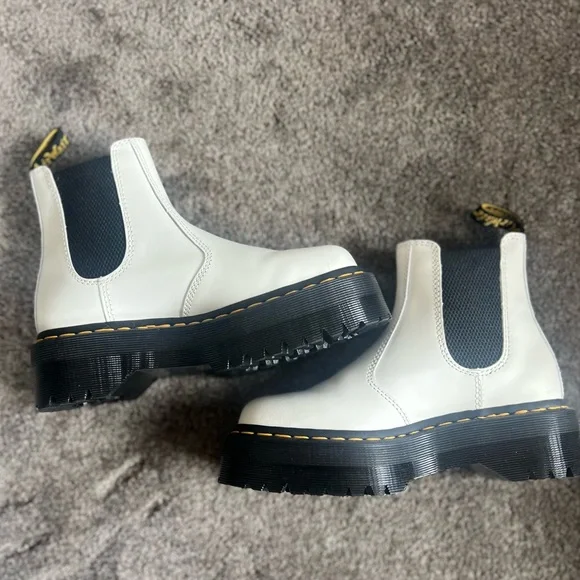 DR MARTENS WHITE LEATHER PLATFORM CHELSEA BOOTS, SIZE 6 - Picture 8 of 8